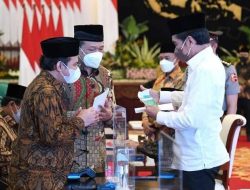 Presiden Jokowi Serahkan Zakat kepada Baznas