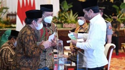 Presiden Jokowi Serahkan Zakat kepada Baznas