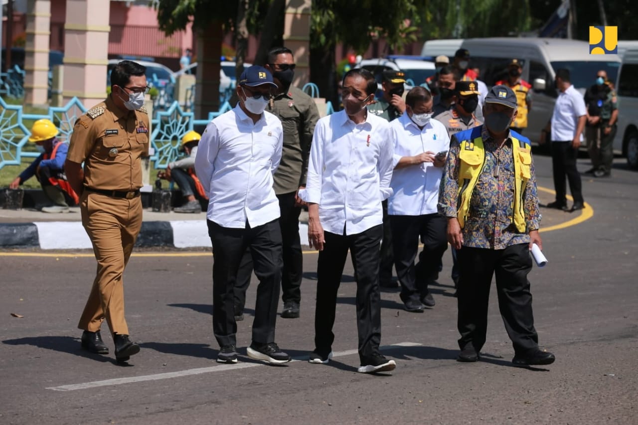 Jokowi Tinjau Pelaksanaan Program PKT Bidang Jalan dan Jembatan