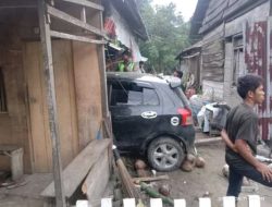Akibat Mengantuk, Pengemudi Mobil Yaris Tabrak Rumah Warga di Parimo