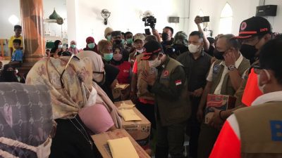 Kepala BNPB Serahkan Rp250 Juta Dana Siap Pakai dan Logistik