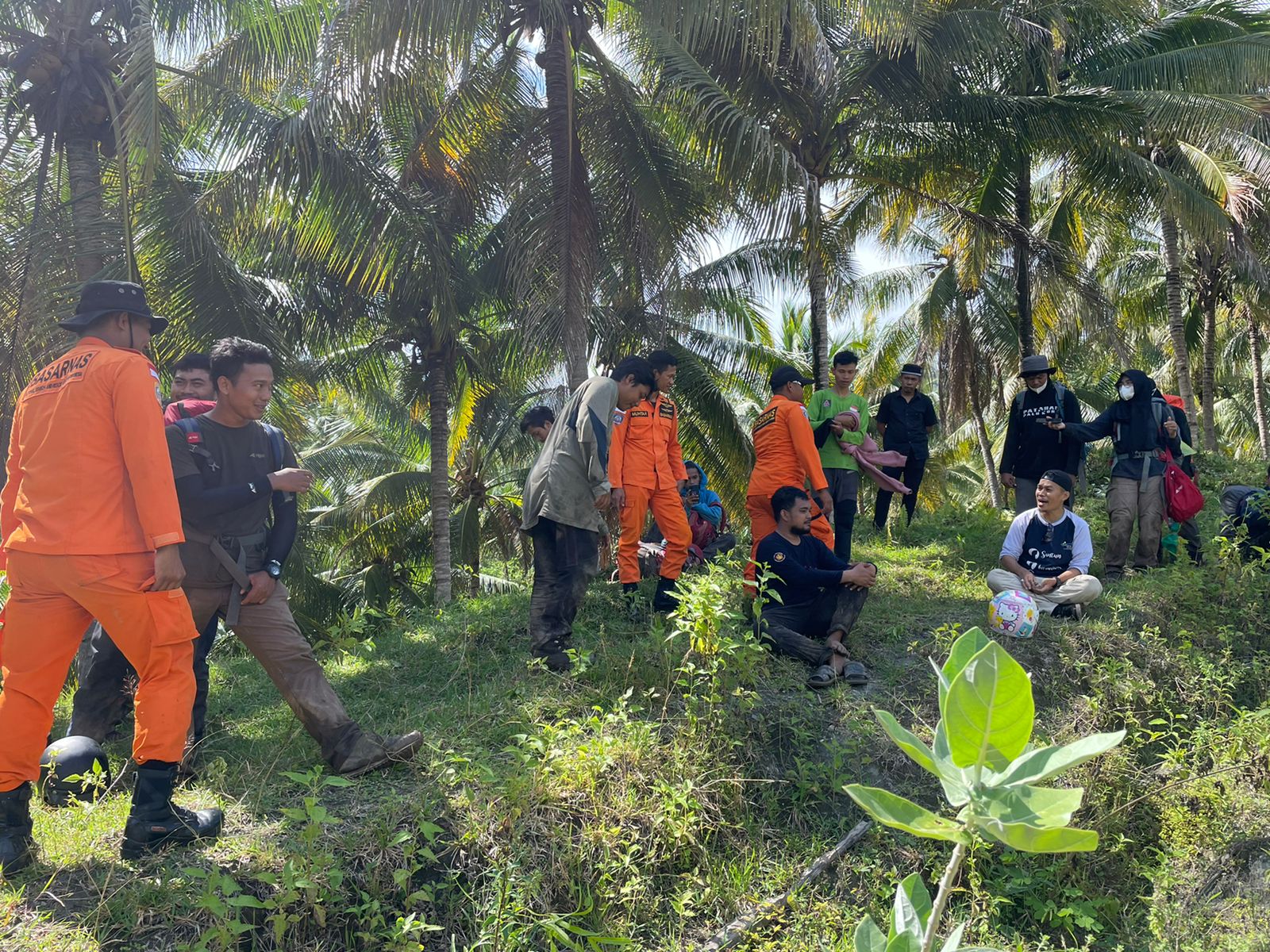 12 Pendaki Ditemukan Selamat di Gunung Desa Wombo