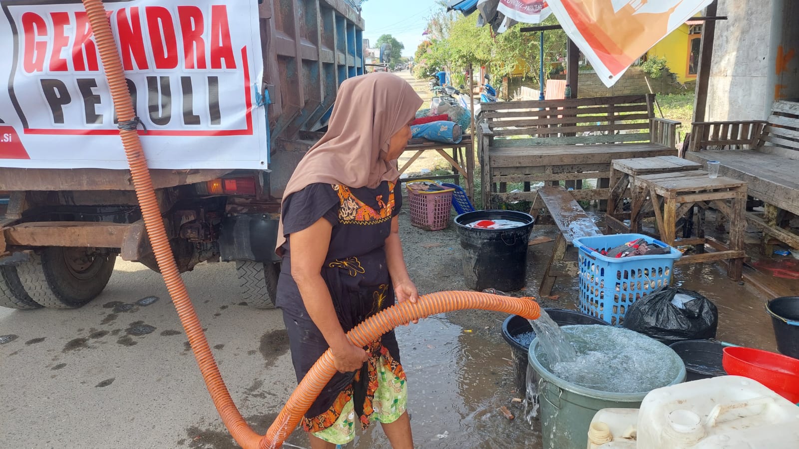 5 Truck Tanki Beroperasi Penuhi Kebutuhan Air Bersih Korban Banjir Torue