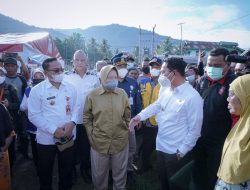 Menteri Sosial Salurkan Bantuan Logistik ke Sigi