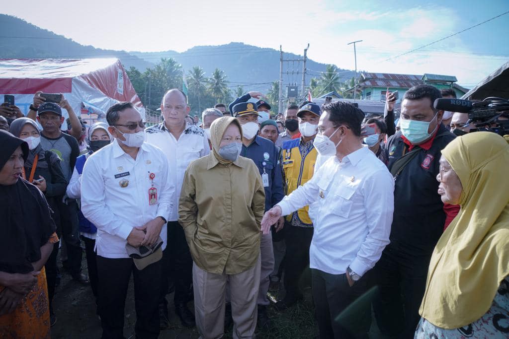 Menteri Sosial Salurkan Bantuan Logistik ke Sigi