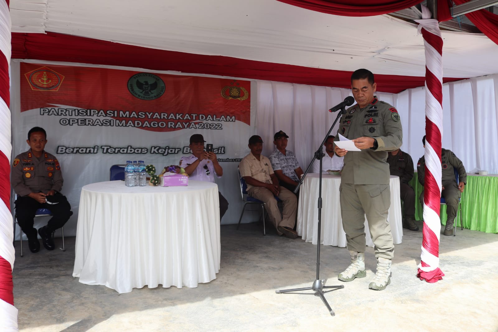 Satgas Madago Raya Berikan Penghargaan ke 8 Warga Kabupaten Parimo