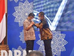 Rusdy Mastura Terima Pin Kehormatan Pamong Praja IPDN