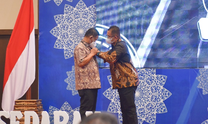 Rusdy Mastura Terima Pin Kehormatan Pamong Praja IPDN