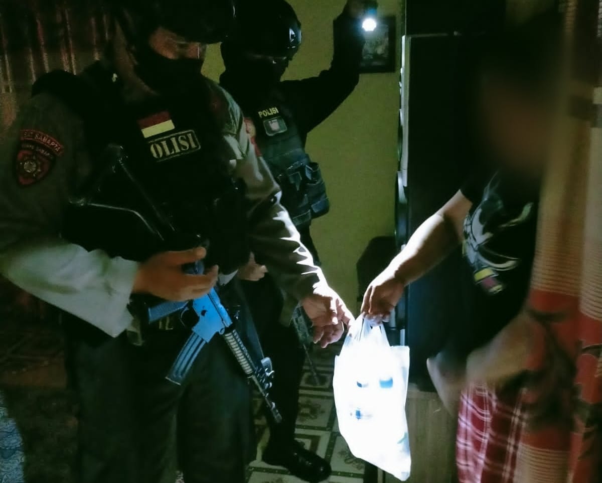 Polres Banggai Geledah Rumah Pengedar Miras di Luwuk Selatan