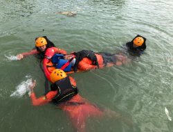 Basarnas Palu Gelar Latihan Beregu di Air untuk Tingkatkan Kekompakan Tim
