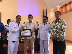 Wabup Samuel Serahkan Bantuan Hibah ke Rumah Ibadah