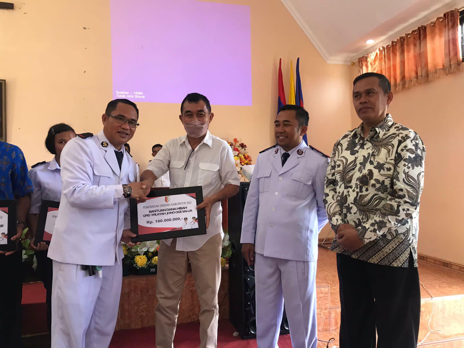 Wabup Samuel Serahkan Bantuan Hibah ke Rumah Ibadah