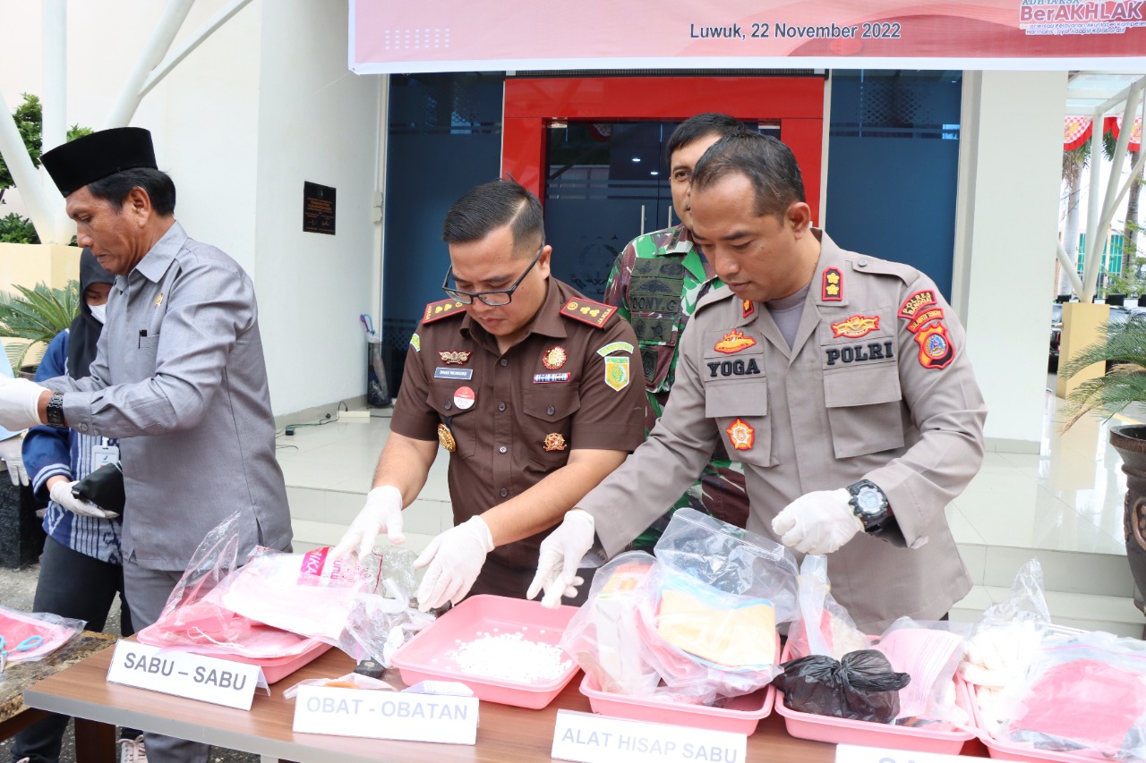 Kejari Banggai Musnahkan 151, 7129 Gram Sabu dan 4.800 Obat-obatan