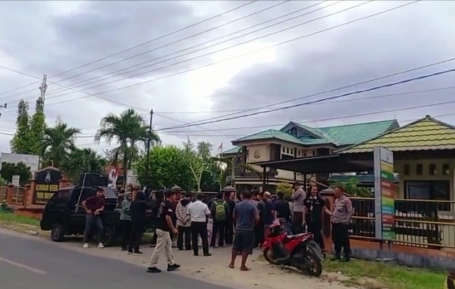Aliansi Masyarakat Ampibabo Gelar Demo di Depan Kejari Parimo