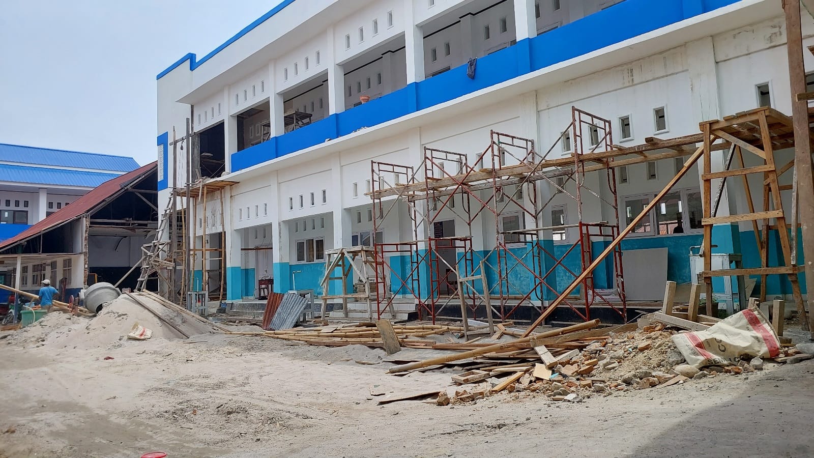Gedung Sekolah Belum Tuntas, Siswa SMP Negeri 1 Parigi Belajar Online