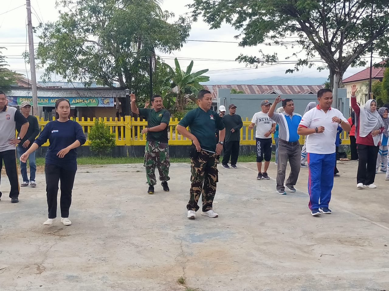 Koramil 1306-08/Parigi Senam Bersama Aparat Kecamatan hingga Desa Koramil 1306-08/Parigi Senam Bersama Aparat Kecamatan hingga Desa