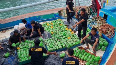 DJBC dan BNN Sita 306 Bungkus Sabu di Perairan Samudra Hindia DJBC dan BNN Sita 306 Bungkus Sabu di Perairan Samudra Hindia