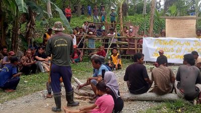 Aksi Protes, Warga Blokade Jalur Penghubung 2 Desa di Parimo