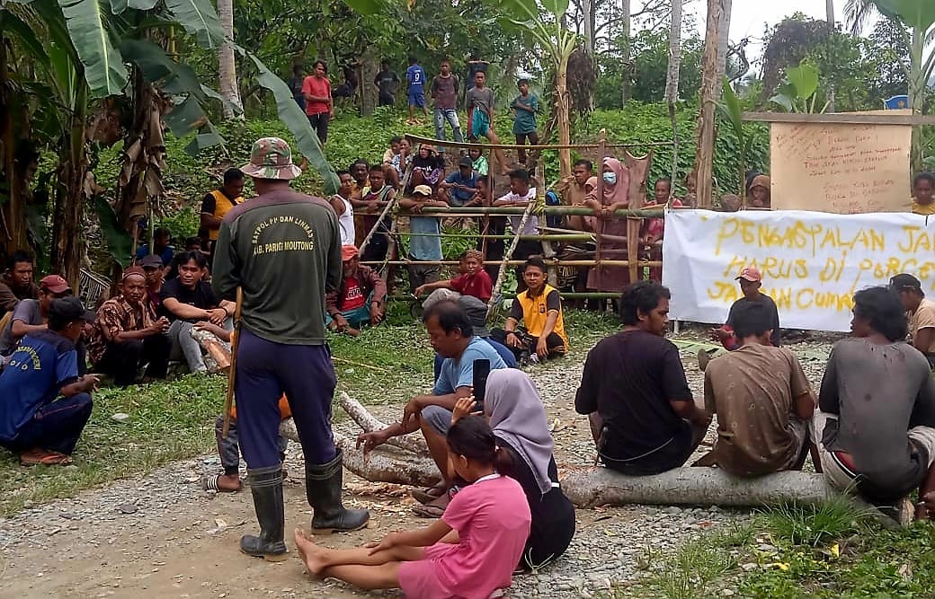 Aksi Protes, Warga Blokade Jalur Penghubung 2 Desa di Parimo
