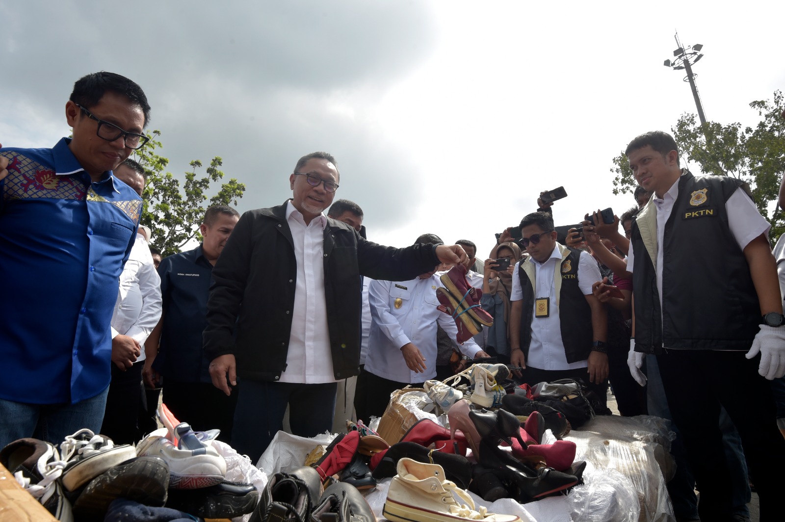 730 Bal Pakaian, Sepatu, dan Tas Bekas Senilai Rp10 Miliar Dimusnahkan