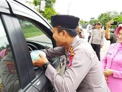 Polres Parimo Bagikan Takjil Buka Puasa ke Pengendara Bermotor