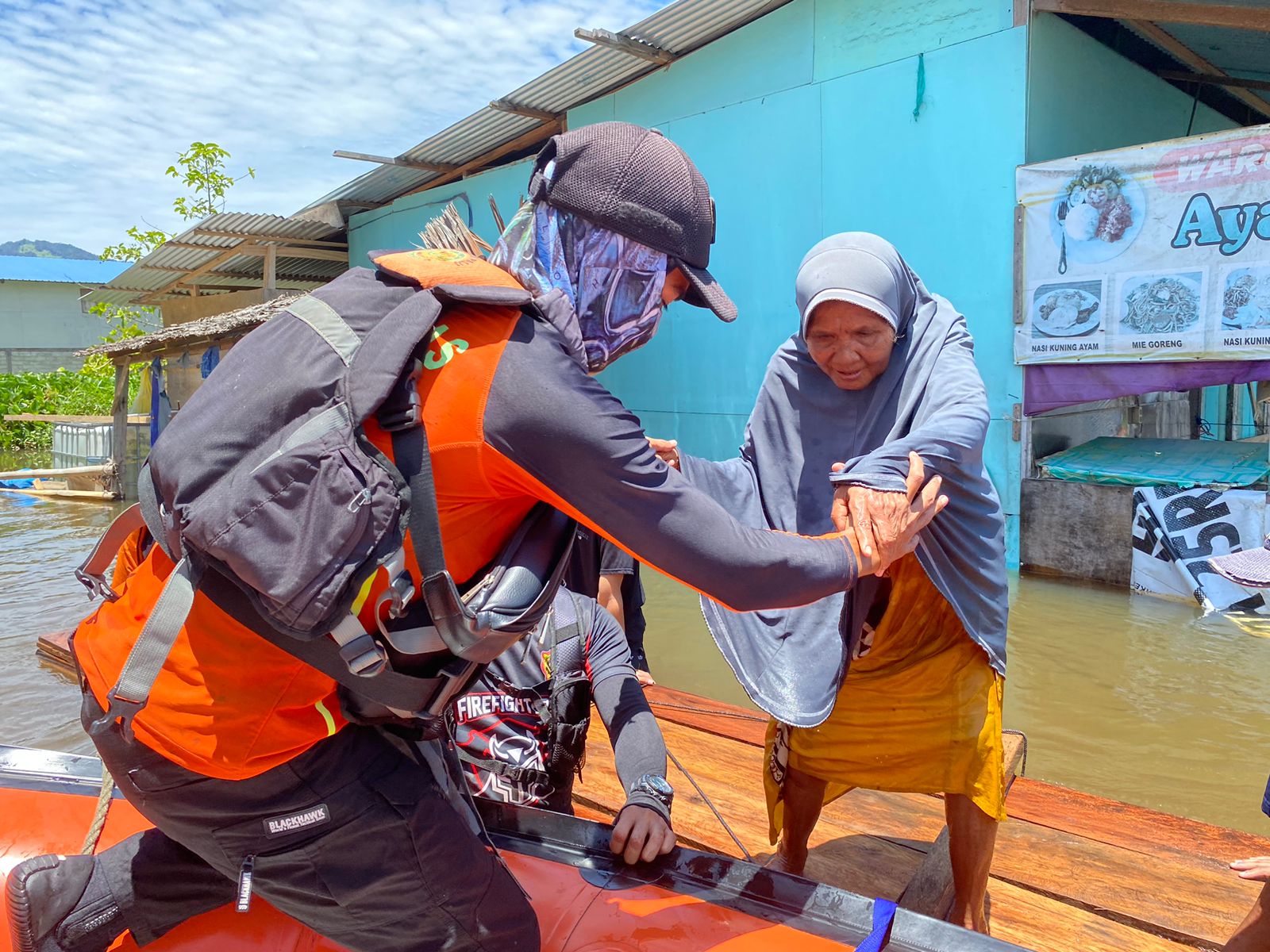 Tim SAR Gabungan Evakuasi Korban Banjir di Morut