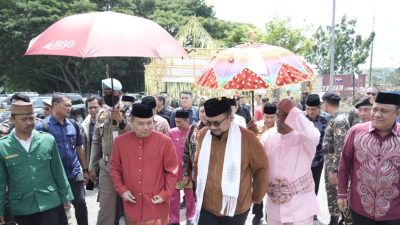 Berkunjung ke Gorontalo, Menag Disambut Prosesi Adat Mopotilolo