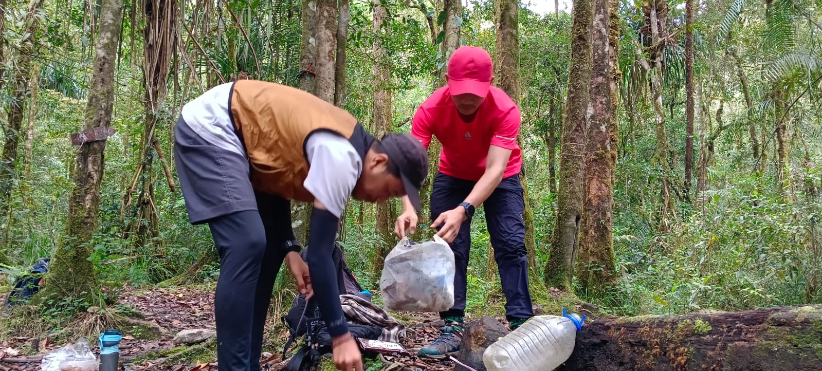 6 Jurnalis Kota Palu Kumpulkan Sampah Plastik di Gunung Nokilalaki