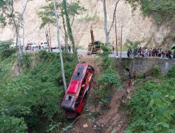 Bangkai Bus Kecelakaan di Kebun Kopi Berhasil Diangkat dari Jurang