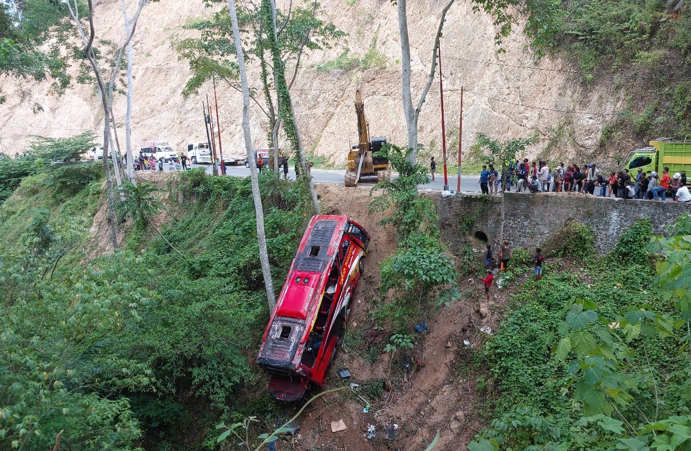 Bangkai Bus Kecelakaan di Kebun Kopi Berhasil Diangkat dari Jurang