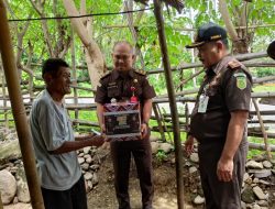 Kejari Parimo Bagikan Paket Sembako di Hari PERSAJA ke-72