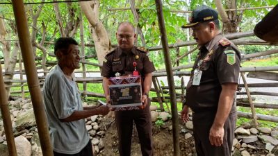 Kejari Parimo Bagikan Paket Sembako di Hari PERSAJA ke-72 Kejari Parimo Bagikan Paket Sembako di Hari PERSAJA ke-72