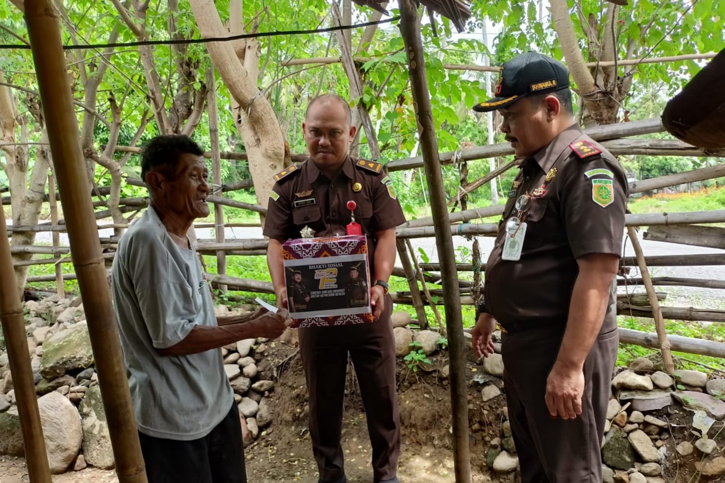 Kejari Parimo Bagikan Paket Sembako di Hari PERSAJA ke-72