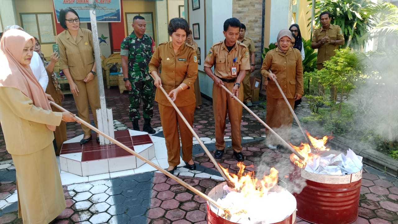 1000 Arsip Inaktif Milik Disdikbud Parimo Dimusnahkan