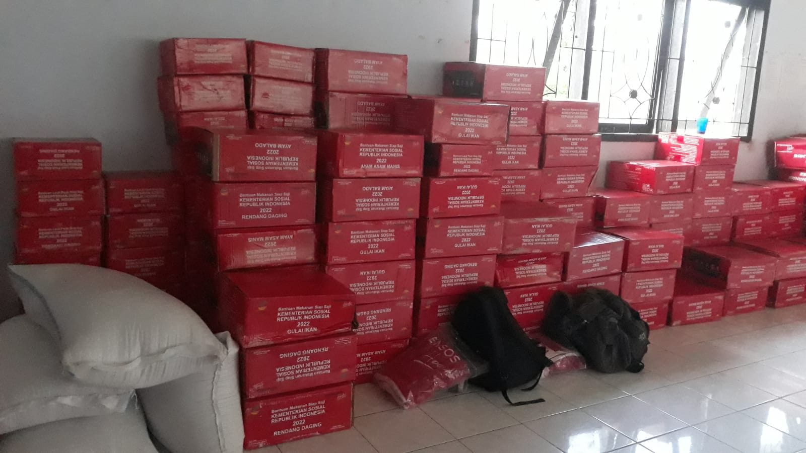 Dinsos Parimo Mulai Salurkan Bantuan ke Ribuan Korban Banjir