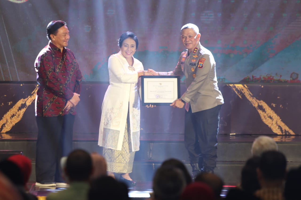 Kapolda Sulteng Terima Penghargaan dari Menteri PPPA
