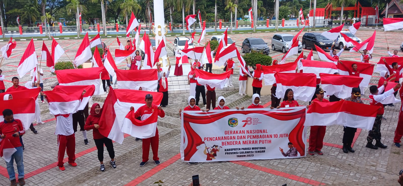 Pemda Parimo Bagikan Bendera Merah Putih Jelang HUT RI