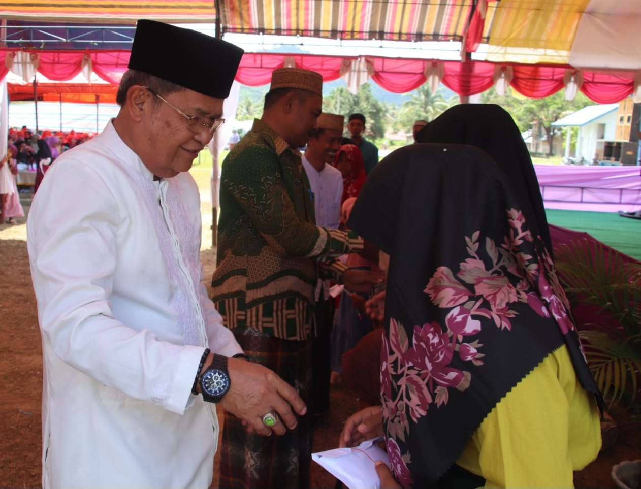 Jamiatul Muslimin Berikan Santunan 13 Anak Yatim Piatu di Parimo