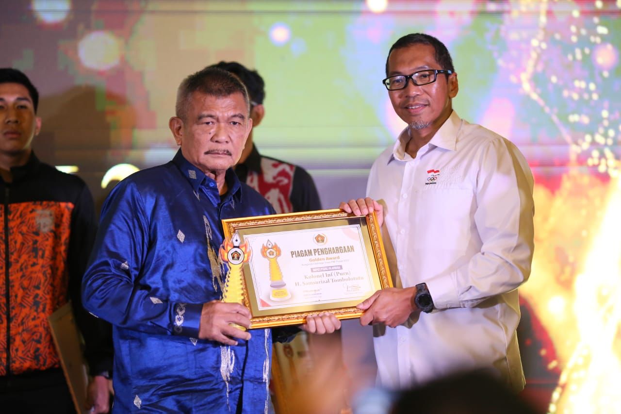 Peduli Olahraga, Bupati Samsurizal Terima Golden Award SIWO PWI Pusat