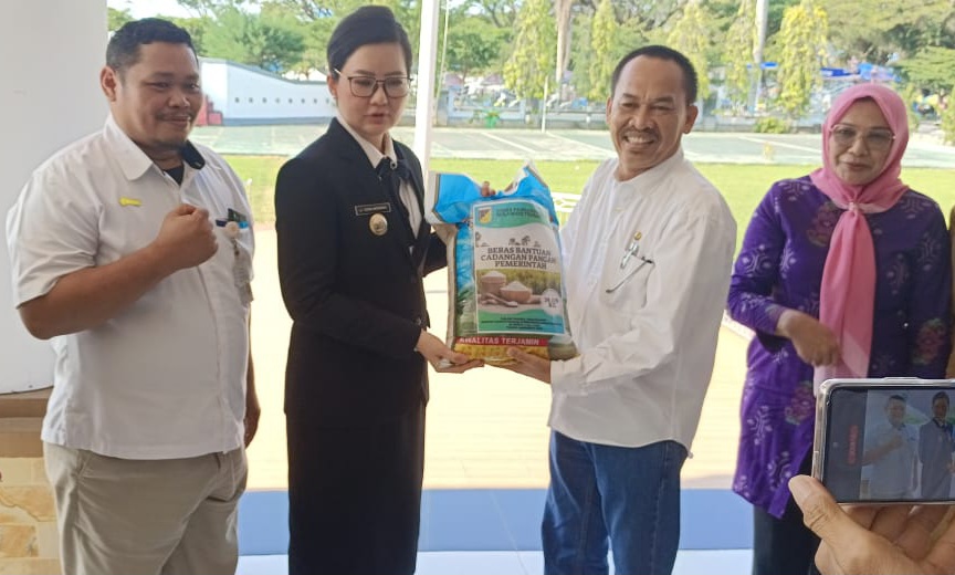 Dinas Pangan Sulteng Serahkan Bantuan Beras 39,7 Ton ke Bupati Verna