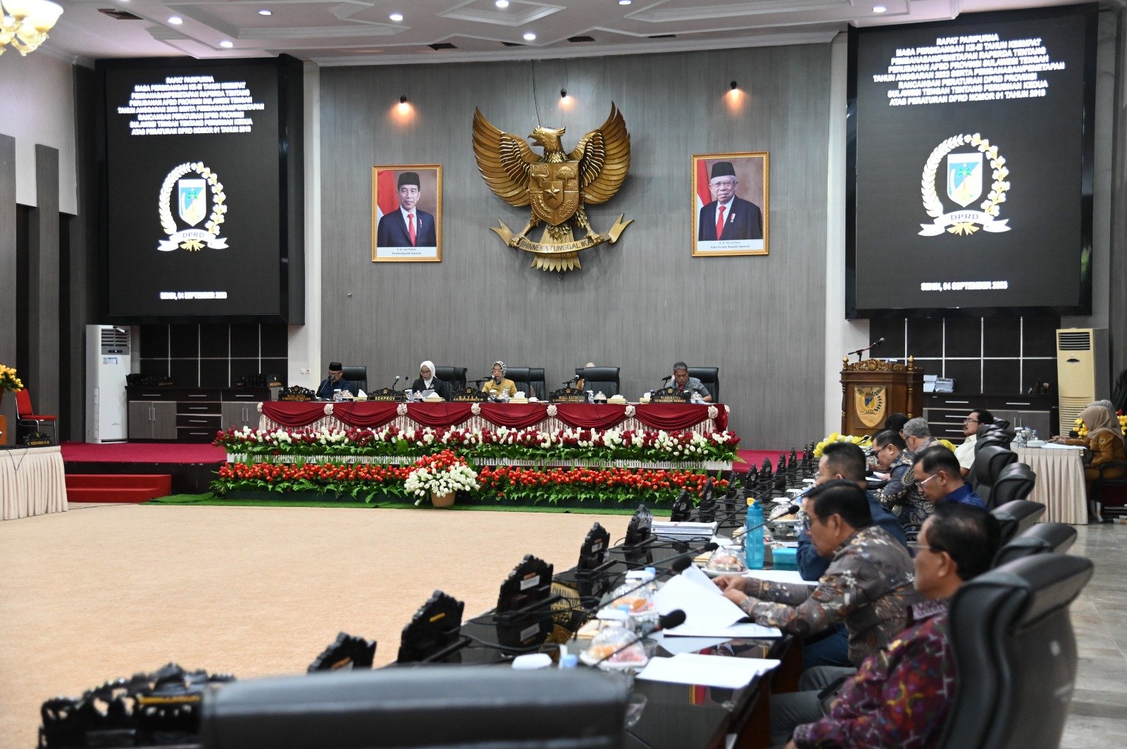 Sekda Novalina Sampaikan Raperda Perubahan APBD Sulteng
