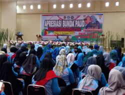 Disdikbud Parimo Berikan Penghargaan Apresiasi ke Bunda PAUD