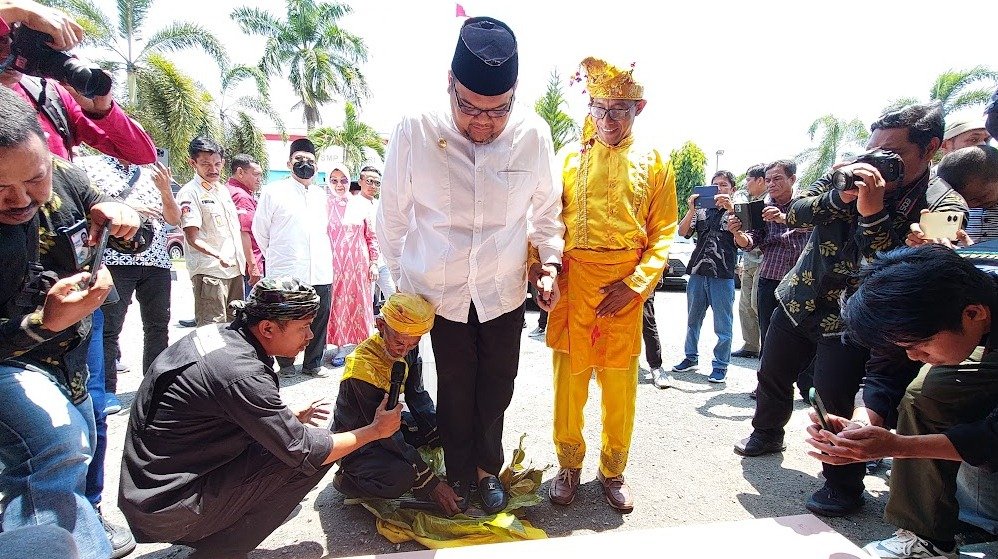 Tiba di Parimo, Pj Bupati Richard Arnaldo Disambut Prosesi Adat Nipoisaka