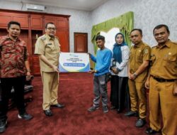 Serahkan JKM BPJS Ketenagakerjaan, Begini Harapan Pj Bupati Parimo