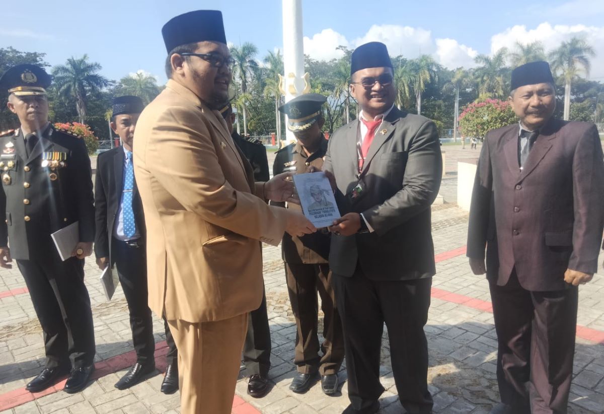 Hari Pahlawan Nasional, Pj Bupati Parimo Bagikan Buku Perjuangan Tombolotutu