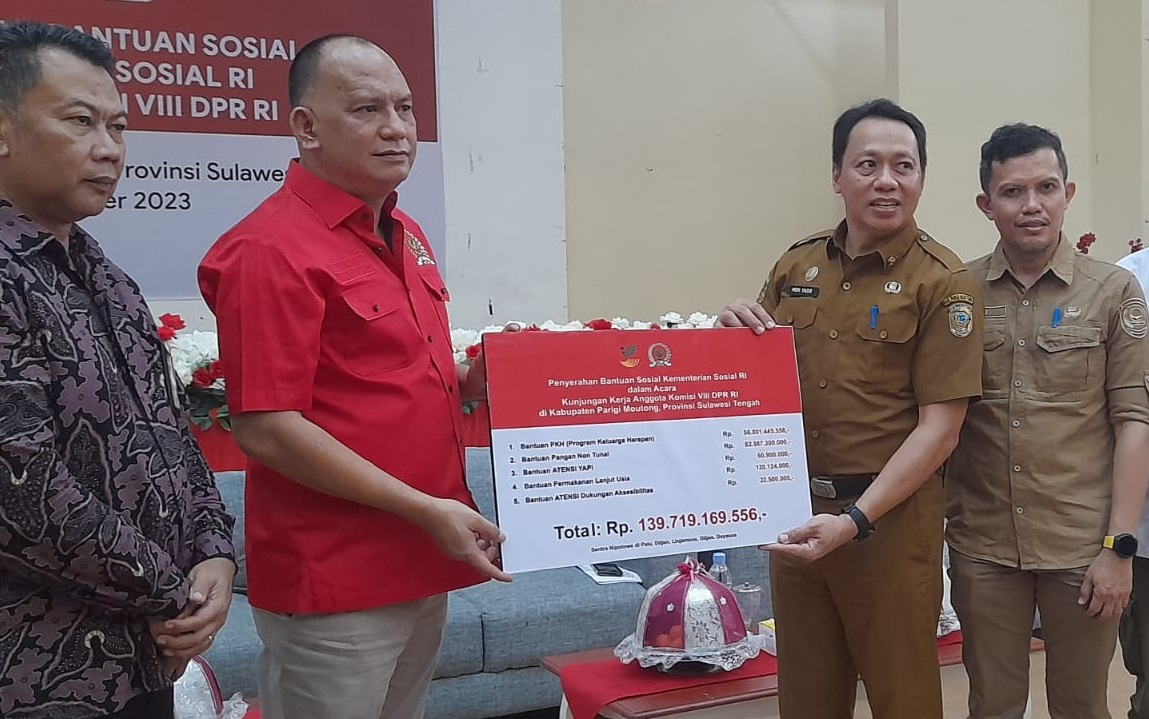 Kunjungi Parimo, Komisi VIII DPR RI Serahkan Bansos Kemensos Rp139,7 Miliar