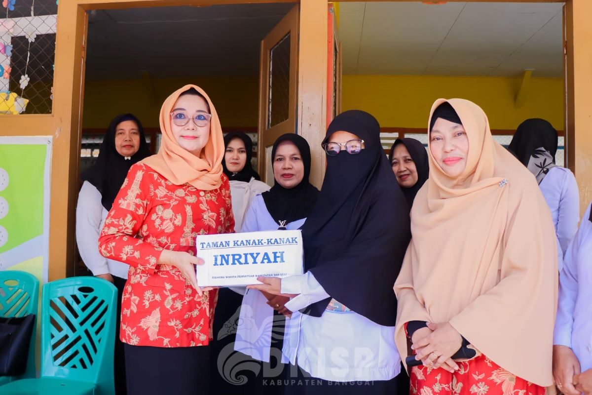 Tingkatkan Gizi Anak, DWP Banggai Salurkan Bantuan Makanan Tambahan