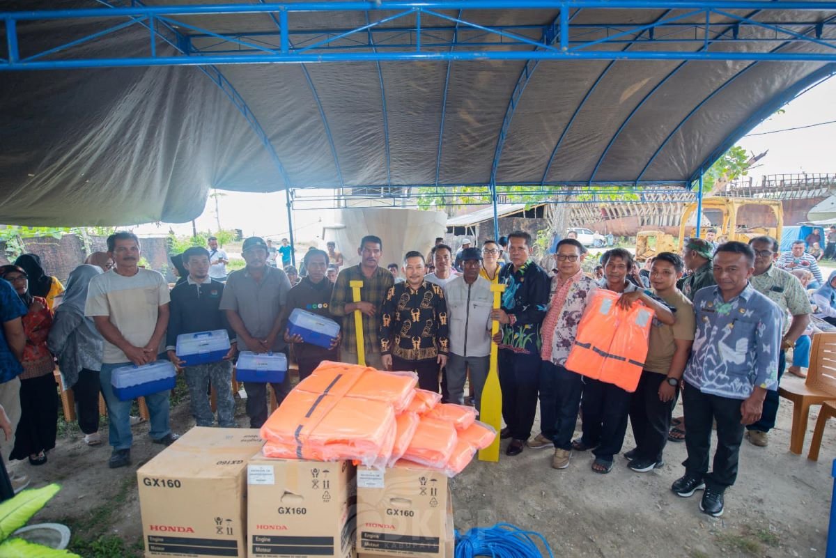 11 Kelompok Nelayan di Banggai Terima Bantuan Sarana Perikanan Tangkap