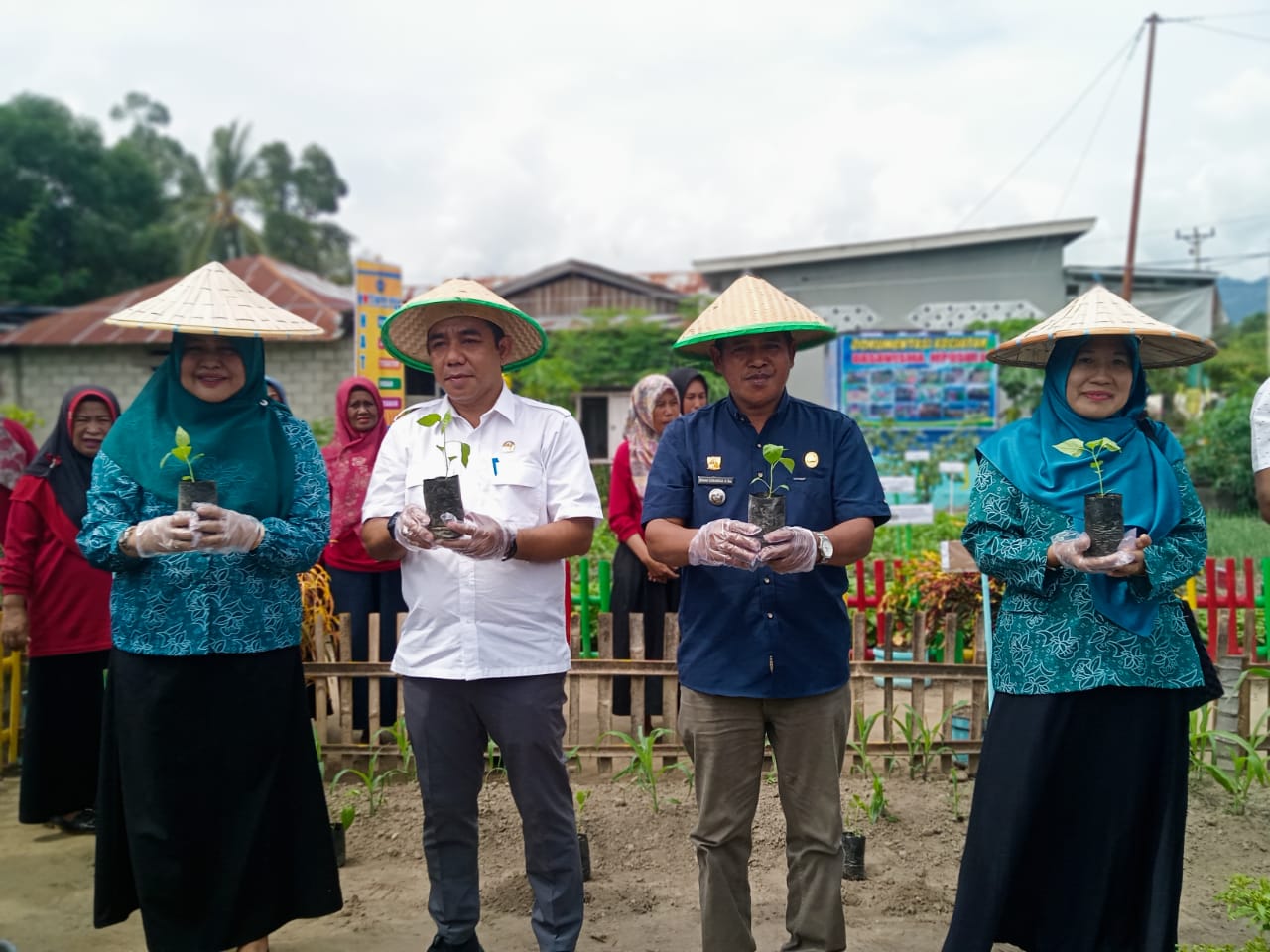 Hadiri Penilaian Lomba Kebun Dasawisma, Begini Pesan Plt Ketua TP-PKK Parimo
