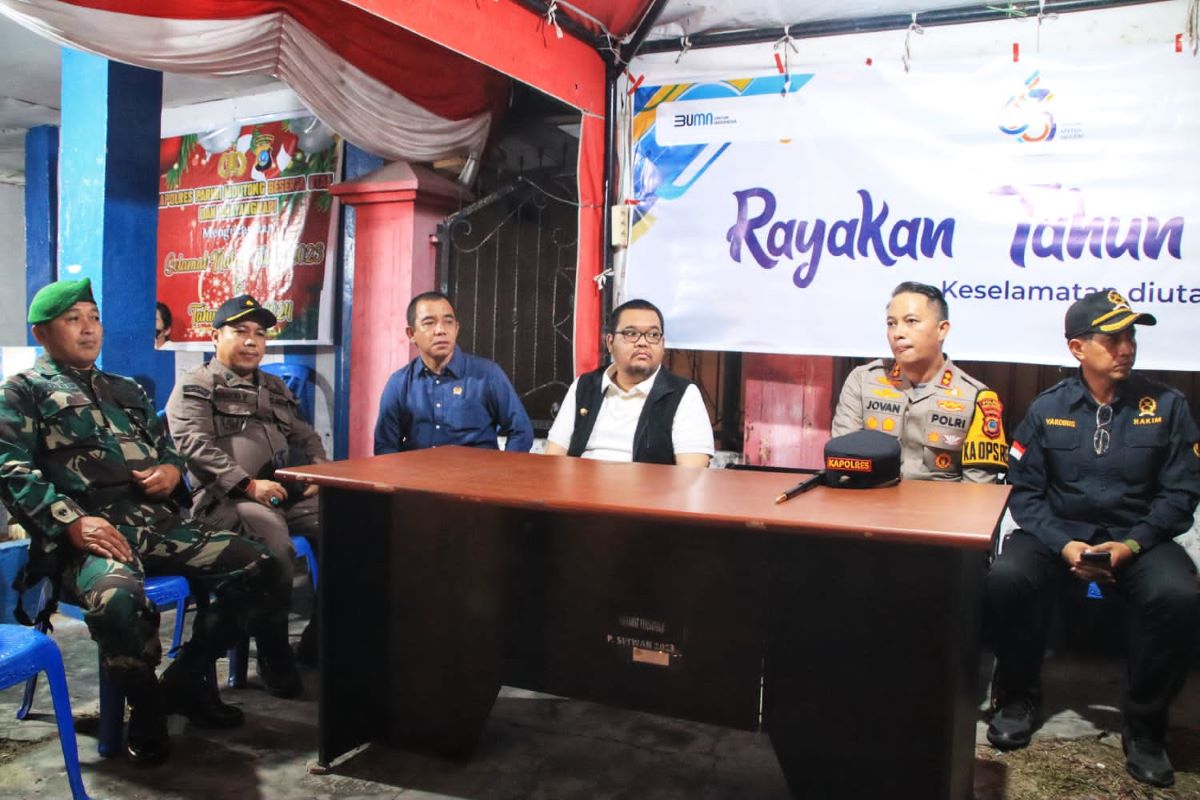 Tinjau Pospam Nataru, Pj Bupati Parimo Ajak Masyarakat Ciptakan Kamtibmas